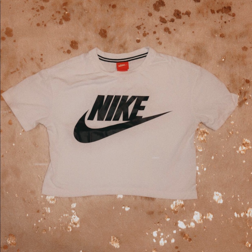 Cropped Nike tee